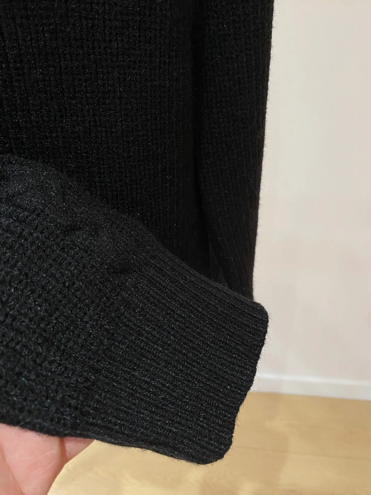 🅿️540 【LV Louis Vuitton】Autumn and winter classic cardigan sweater, in full condition! ! ! Wool blended fabric, the latest model in 2025, golden ratio! ! Slim-fitting soft gold, versatile and practical item, the combination and practicality are extremely powerful, simple and elegant, and classy! To create your own style, it is highly recommended to buy it in two colors. The standard slim fit tailoring process is suitable for both young and old men. It is knitted from wool and will not cause any discomfort! While keeping warm, it is stylish, textured and wearable, and the classic logo with contrasting colors on the chest feels in place! ! Recommended for regular customers! ! Size M-3XL (maximum wear: 190 pounds)